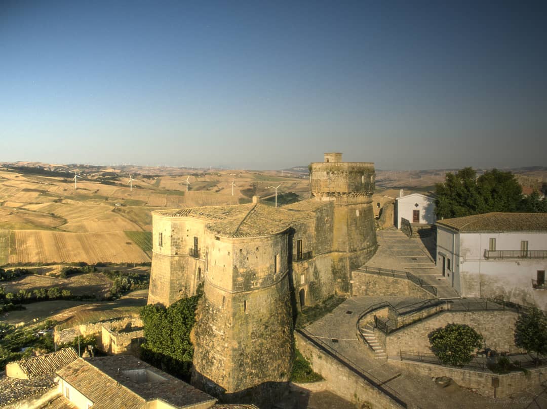 veduta aerea della chiesa e del castello